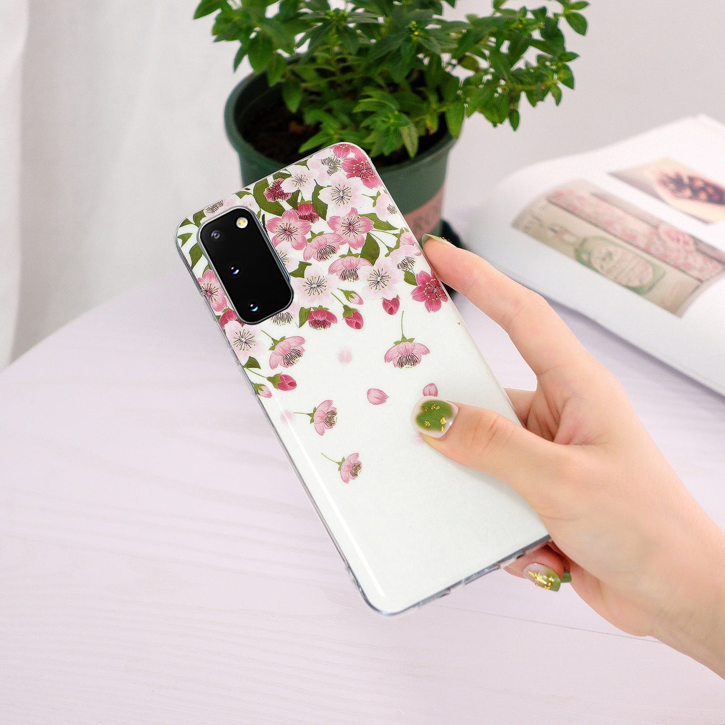 Glow in The Dark Noctilucent Shockproof Lightweight Soft TPU Cover Cell Phone Case for Samsung Galaxy S20 4G/S20 5G - Sakura