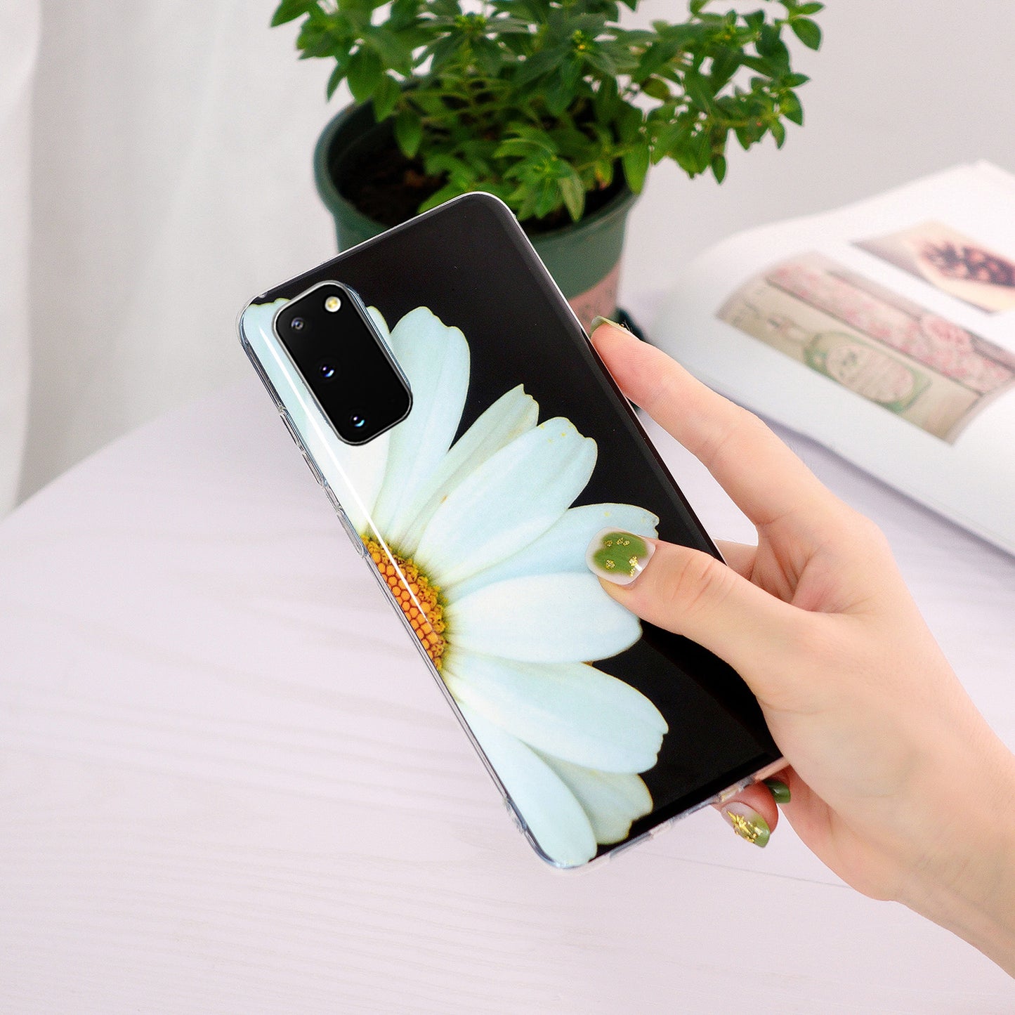 Glow in The Dark Noctilucent Shockproof Lightweight Soft TPU Cover Cell Phone Case for Samsung Galaxy S20 4G/S20 5G - Daisy