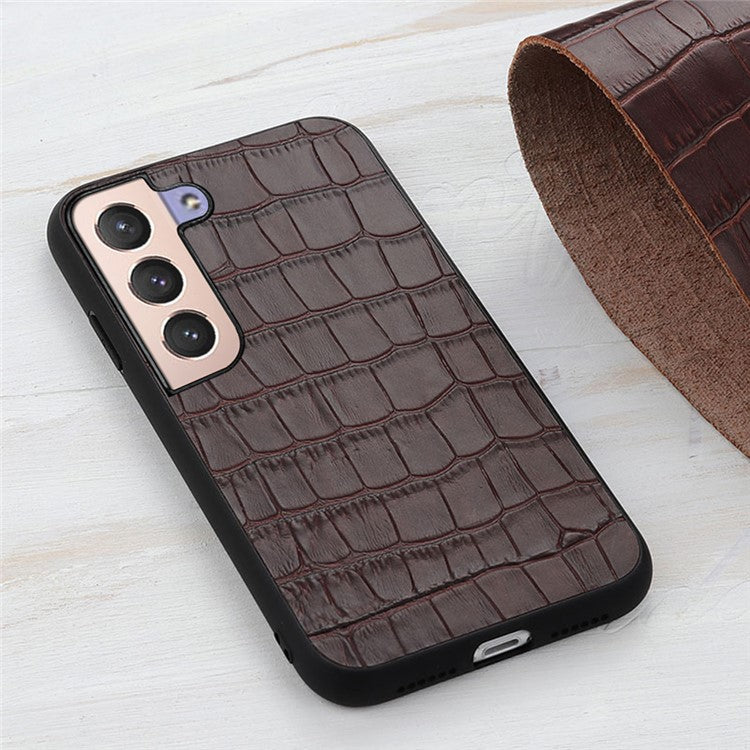 Crocodile Texture Genuine Leather Coating Phone Case PC + TPU Protective Cover for Samsung Galaxy S22 5G - Brown