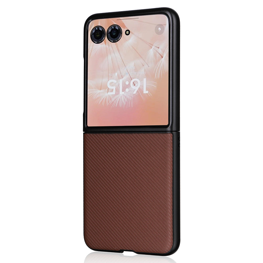 For Motorola Razr 50 Ultra 5G Case Carbon Fiber Texture PU Leather+PC Anti-Shock Phone Cover - Brown