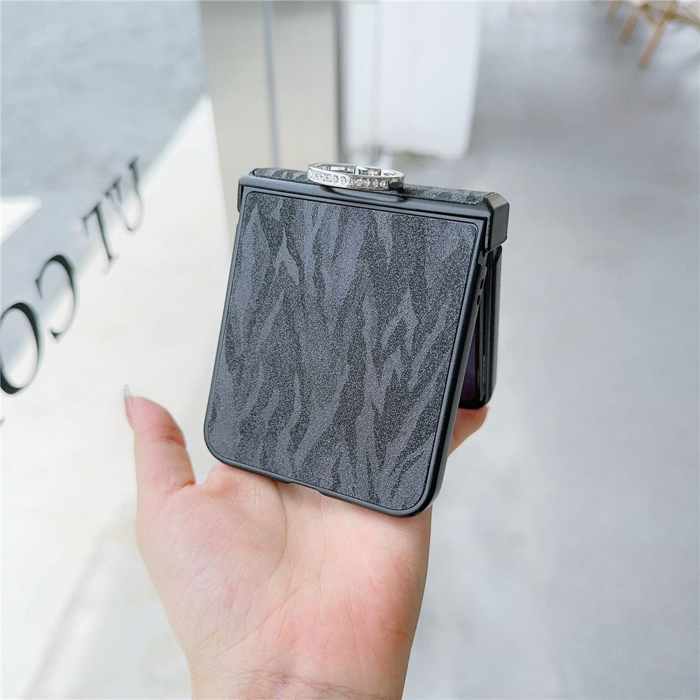 For Samsung Galaxy Z Flip7 FE 5G / Z Flip6 5G Feather Pattern PU Leather Coated PC Phone Cover with Ring Kickstand - Black