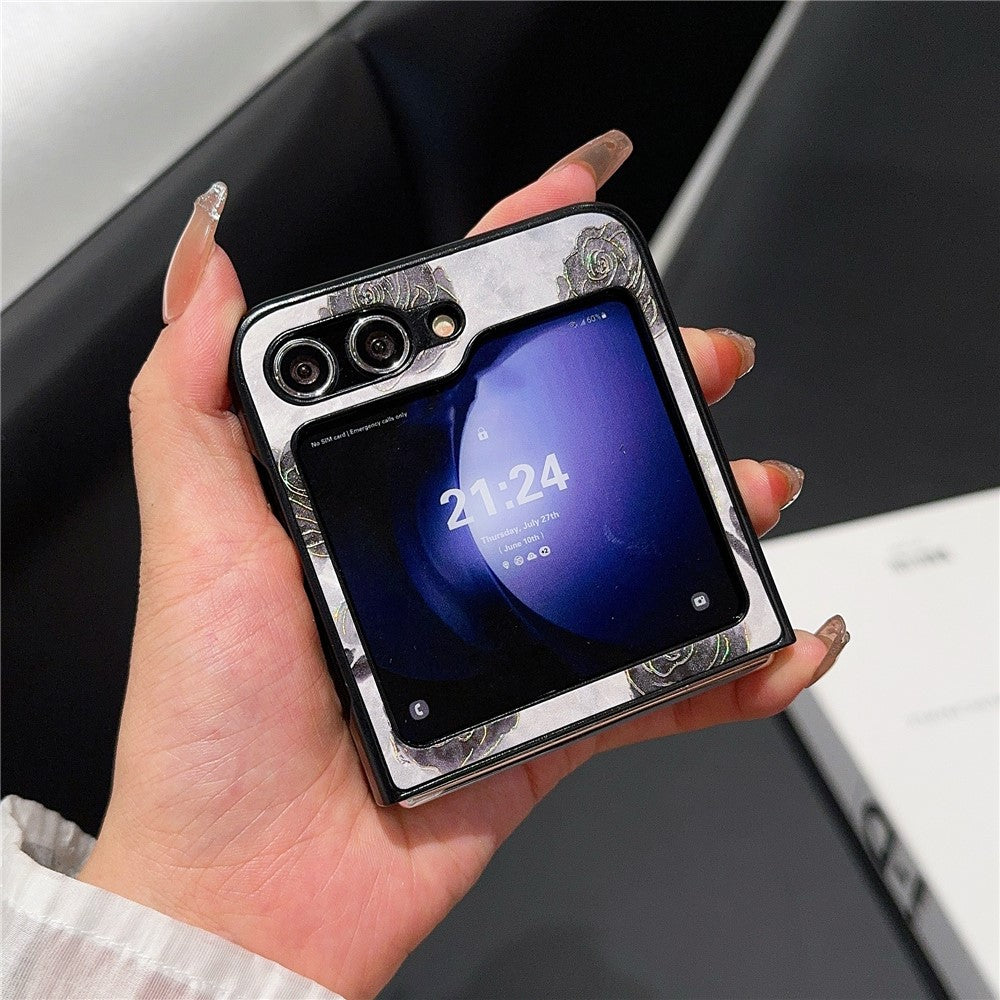 For Samsung Galaxy Z Flip7 FE 5G / Z Flip6 5G Case Leather + PC Protective Phone Cover Lacquered Pattern - Retro Black Flowers