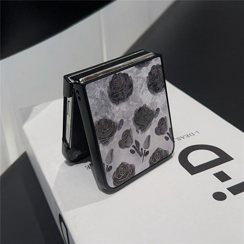 For Samsung Galaxy Z Flip7 FE 5G / Z Flip6 5G Case Leather + PC Protective Phone Cover Lacquered Pattern - Retro Black Flowers