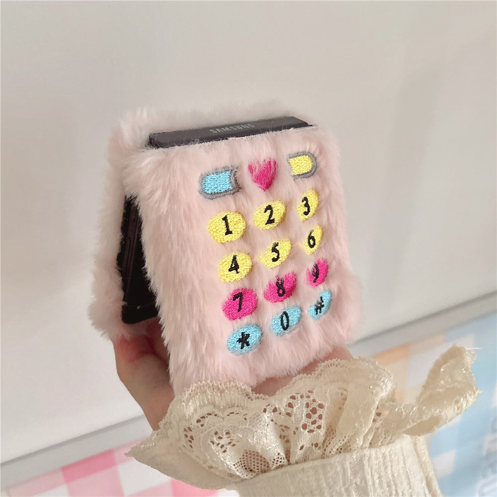 KJS-004 For Samsung Galaxy Z Flip7 FE 5G / Z Flip6 5G Case Retro Phone Style Embroidered Dial Keys Hard PC Warm Plush Phone Cover - Pink
