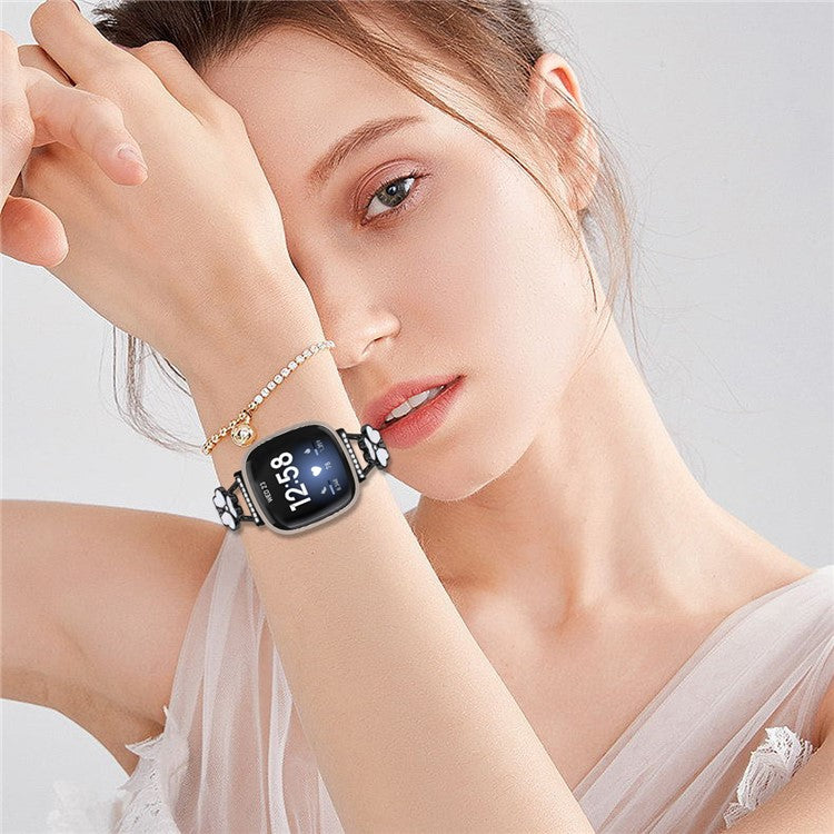 For Fitbit Versa 4 / Sense 2 Watchband Heart Clover Decor Zinc Alloy Metal Strap - Black