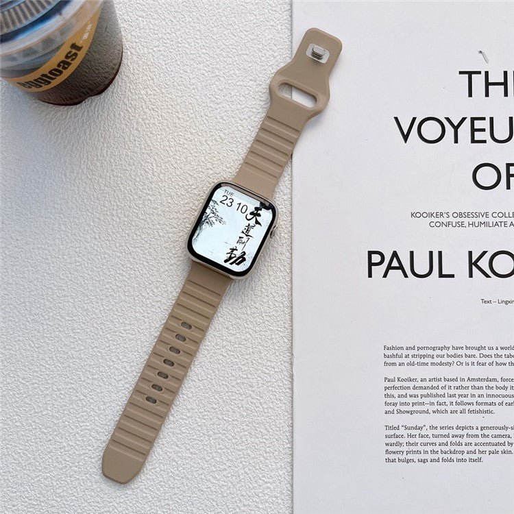 For Apple Watch Series 10 42mm / 9 8 7 41mm / 6 5 4 SE SE (2022) SE (2023) 40mm / 3 2 1 38mm Stripe Design Silicone Smartwatch Band Replacement Wrist Strap - Yellow