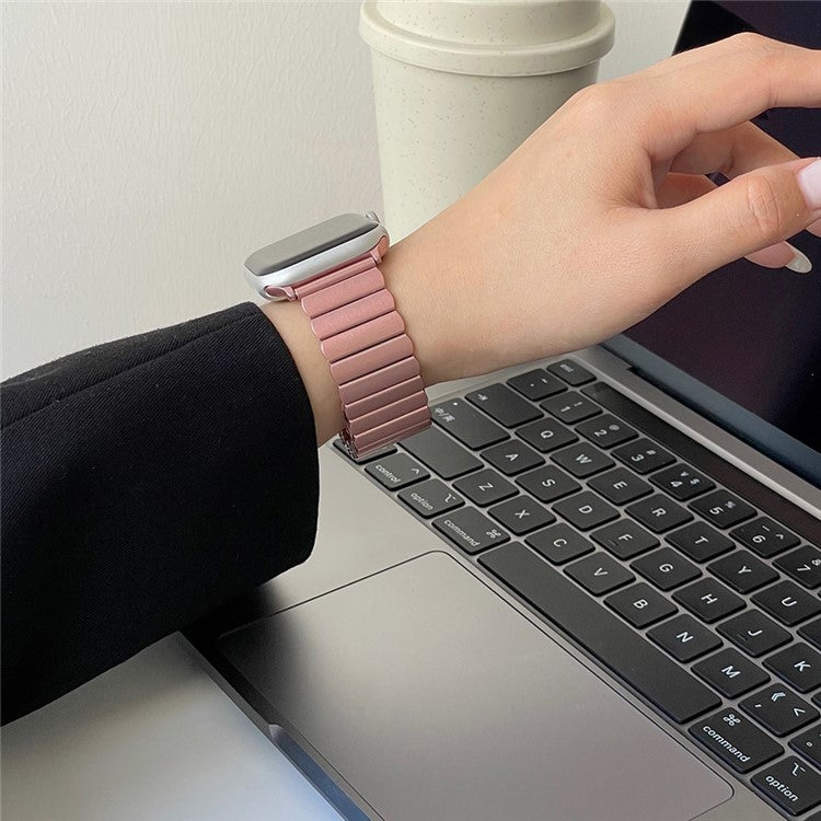 For Apple Watch 10 46mm / Ultra 2 / Ultra 49mm / 9 8 7 45mm / SE (2023) SE (2022) SE 6 5 4 44mm / 3 2 1 42mm Wrist Strap Magnetic Watch Band - Rose Gold