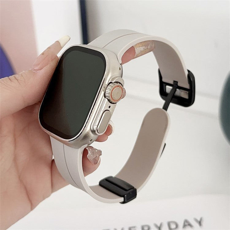 For Apple Watch Series 10 42mm / 9 8 7 41mm / SE (2023) SE (2022) SE 6 5 4 40mm / 3 2 1 38mm Silicone Watch Strap with Square Buckle - Starlight