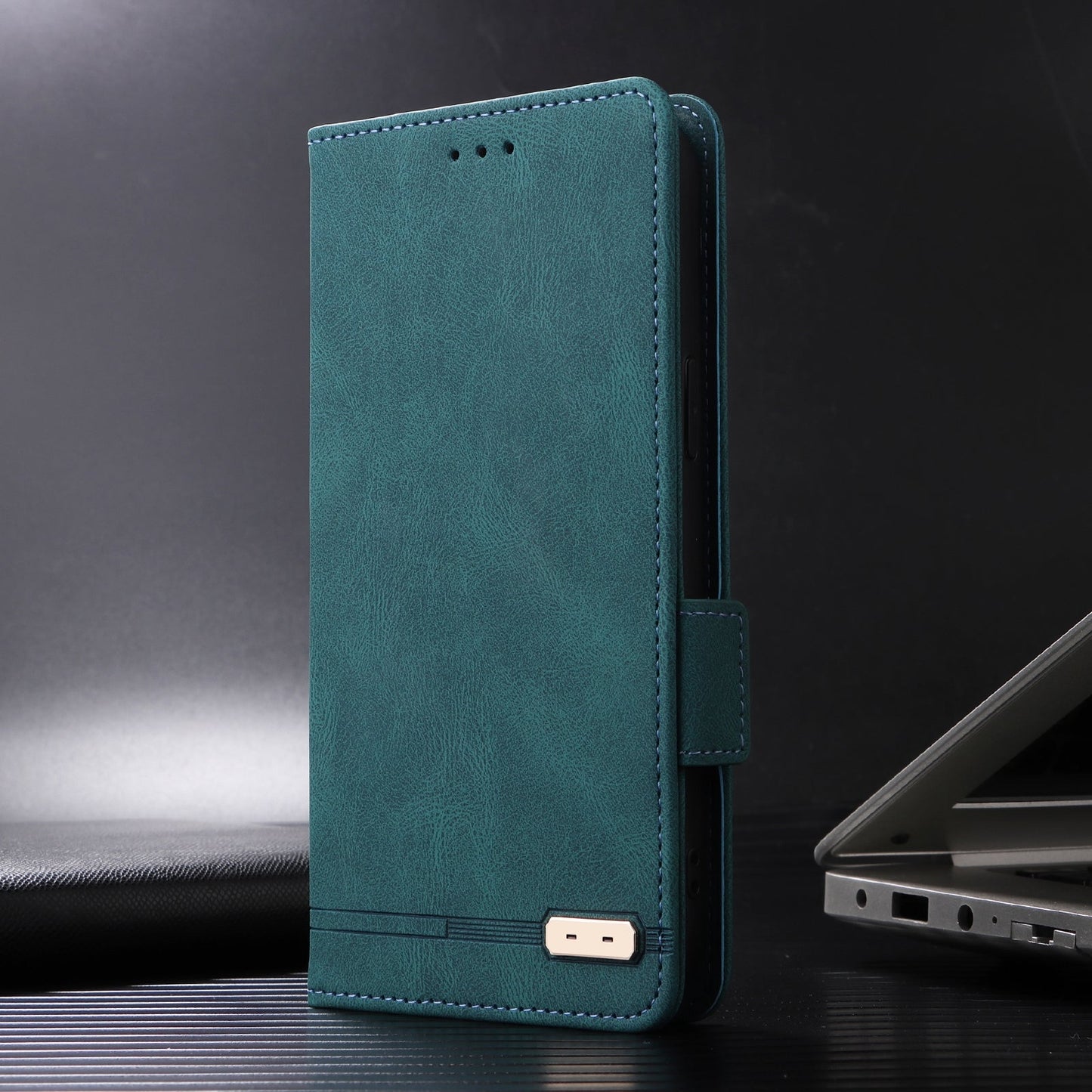 For iPhone 16e Magnetic Clasp Leather Phone Case(Green)