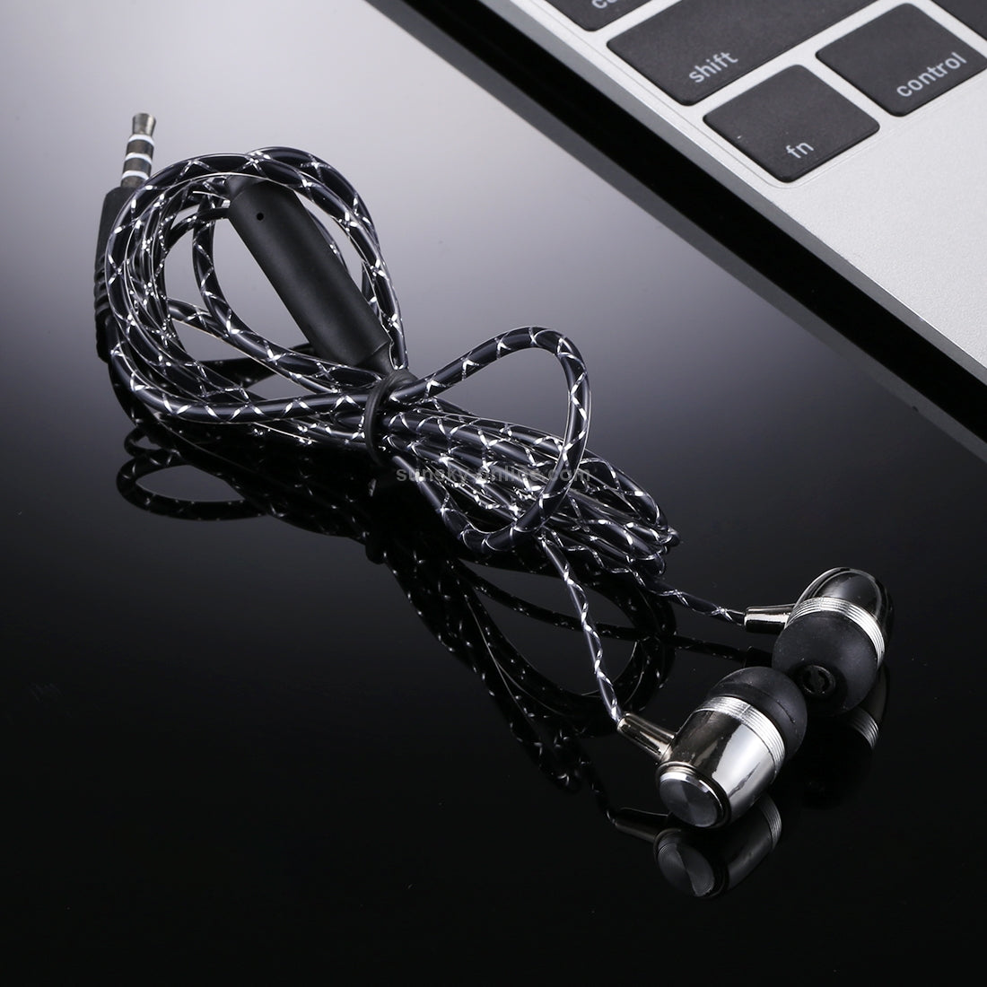 S2 Bass Stereo Sound Generally In-ear Wire Control Earphone with A Pair Earplug Cap