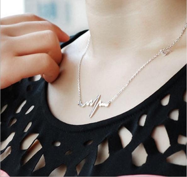 Necklace Love Shaped Titanium Steel Heartbeat Lockbone Chain Heart Pendant Necklace Female Retro Necklace Jewelry Accessorie (Silver)