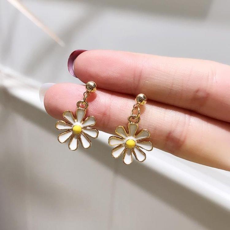Fresh Daisy Earrings Female Silver Needle Temperament Wild Short Earrings