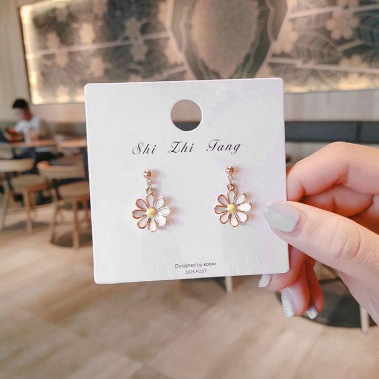 Fresh Daisy Earrings Female Silver Needle Temperament Wild Short Earrings