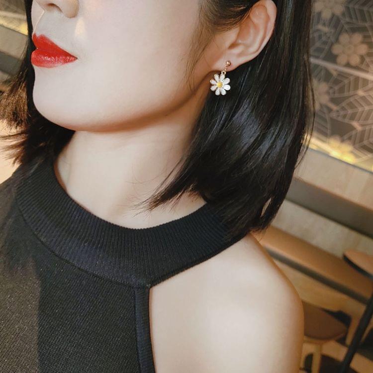 Fresh Daisy Earrings Female Silver Needle Temperament Wild Short Earrings