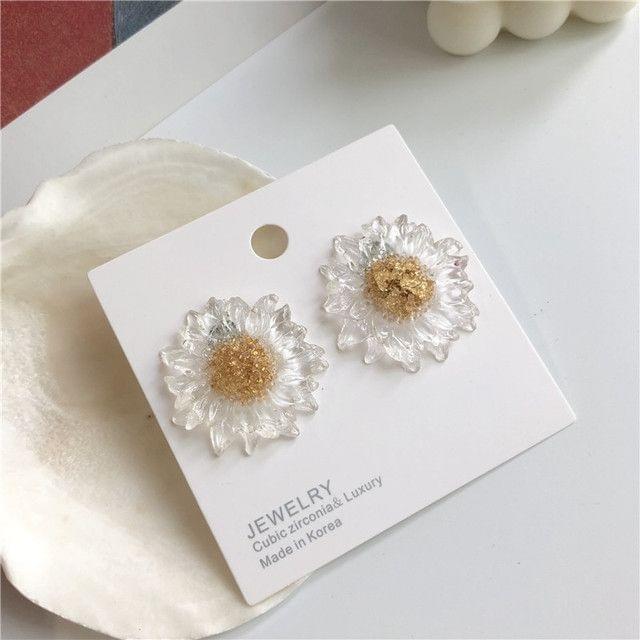 Female Gold Foil Small Daisies Transparent Earrings Sweet Earrings(Stud Earring)