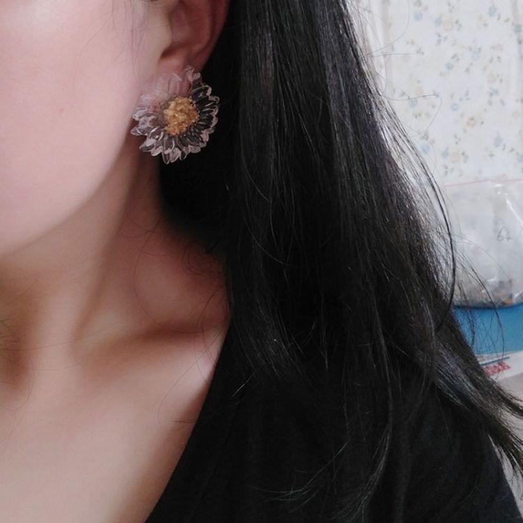 Female Gold Foil Small Daisies Transparent Earrings Sweet Earrings(Stud Earring)