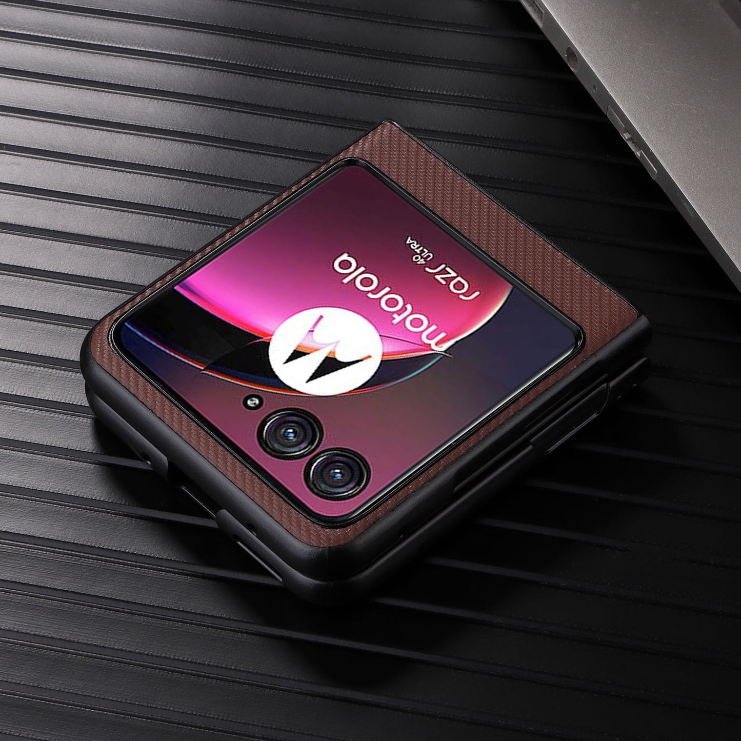 Uniqkart for Motorola Razr 40 Ultra 5G Carbon Fiber Texture Phone Case PU Leather Coated PC Cover - Brown