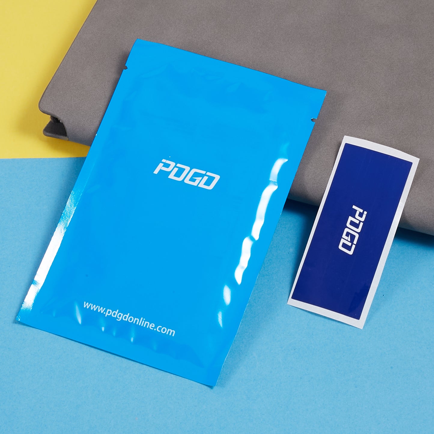 Uniqkart For iPhone 15 Pro Silk Printing Screen Protector High Aluminum-silicon Glass 3D Arc Edge Cold Carving Full Glue Film