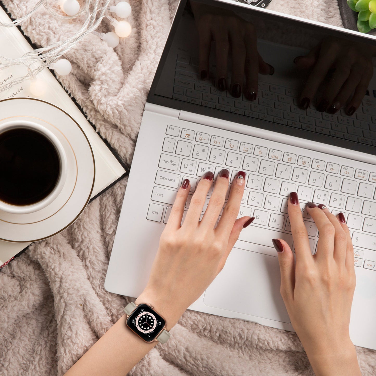 Genuine Leather Replacement Smart Watch Band Adjustable Wrist Strap for Watch Ultra 49mm / Series 8 / 7 45mm / Series 6 / 5 / 4 / SE / SE (2022) 44mm / Series 3 / 2 / 1 42mm - Beige / Rose Gold Buckle