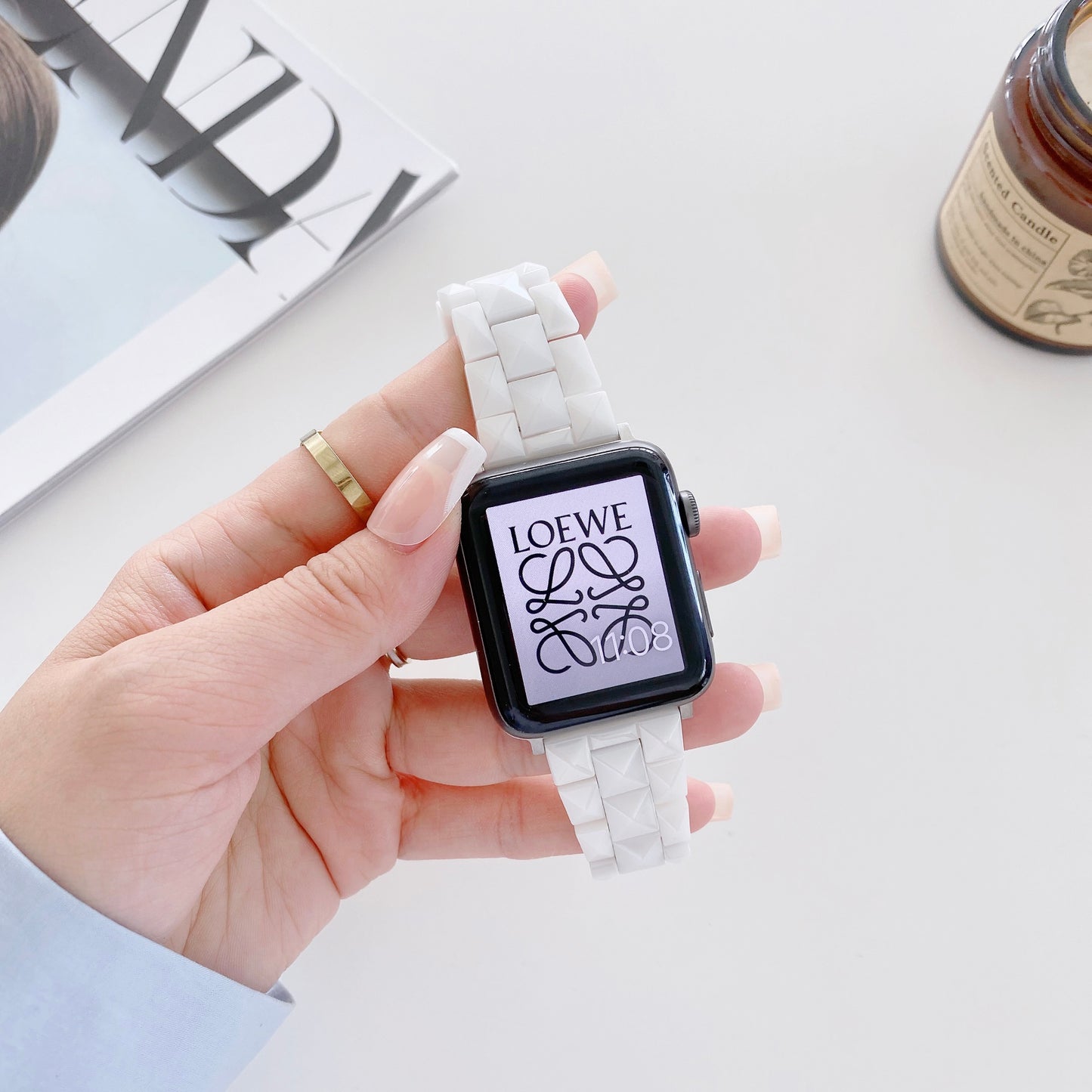 Rhombus Grid Design Ceramic Watch Band Strap for Apple Watch Ultra 49mm / Series 8 45mm / 7 45mm / SE 44mm / SE (2022) 44mm / Series 6 / 5 / 4 44mm / Series 3 / 2 / 1 42mm - White