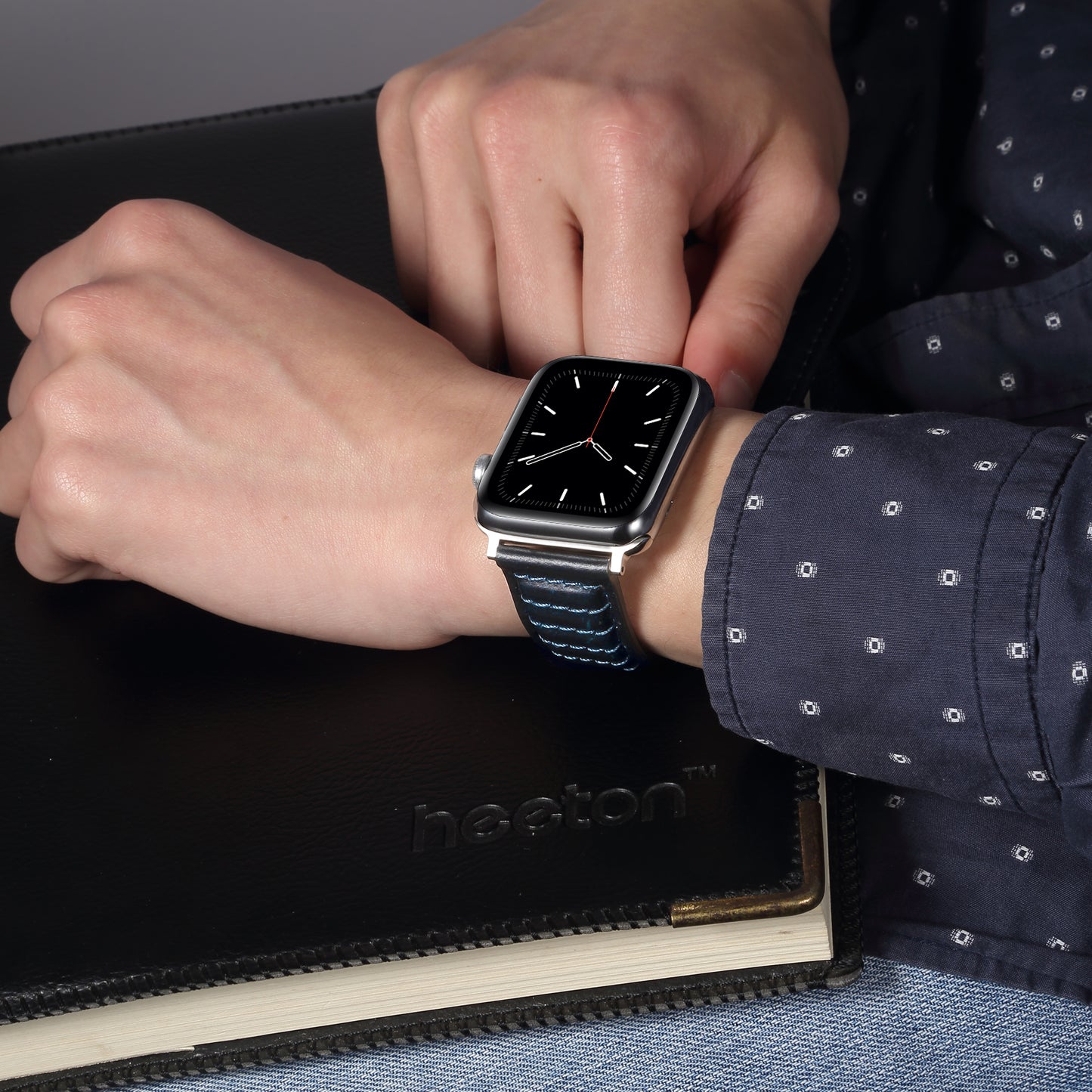 For Apple Watch Series 8 / 7 41mm / SE / SE (2022) / 6 / 5 / 4 40mm / 3 / 2 / 1 38mm Watch Strap Waxy Cowhide Leather Watchband - Blue