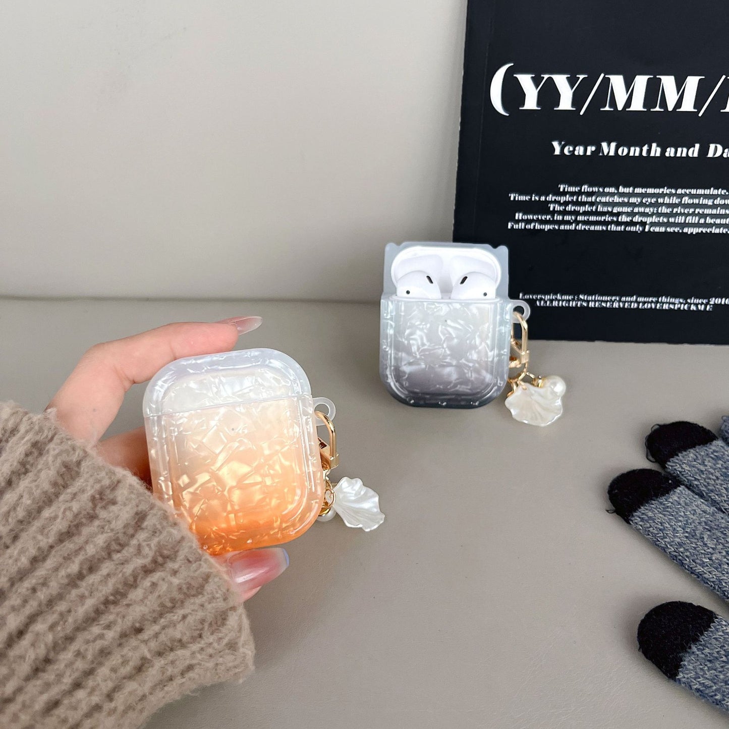 TPU Cover for Apple AirPods with Charging Case (2016) / (2019) / AirPods with Wireless Charging Case (2019) , Gradient Shell Grain Square Earphone Case with Pendant - Red