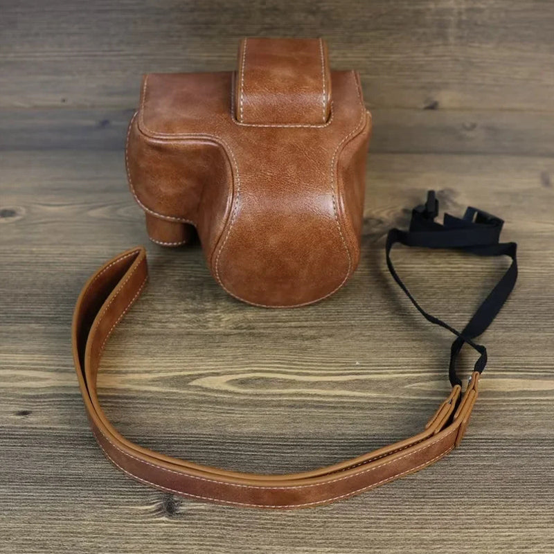 PU Leather Protective Bag for Canon EOS R10 18-45mm Lens, Vintage Mini Storage Bag Cover with Shoulder Strap - Brown