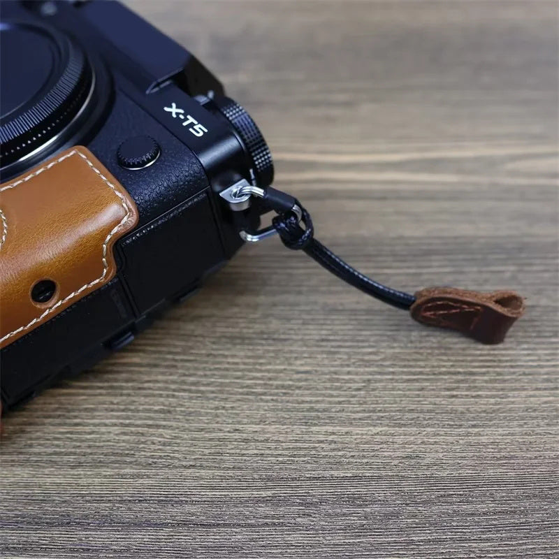 Uniqkart for Fujifilm XT4 / A7r5 / A7M4 / X100v / XH2 Camera Carrying Strap Top Layer Cowhide Leather Quick Release Hand Rope - Coffee