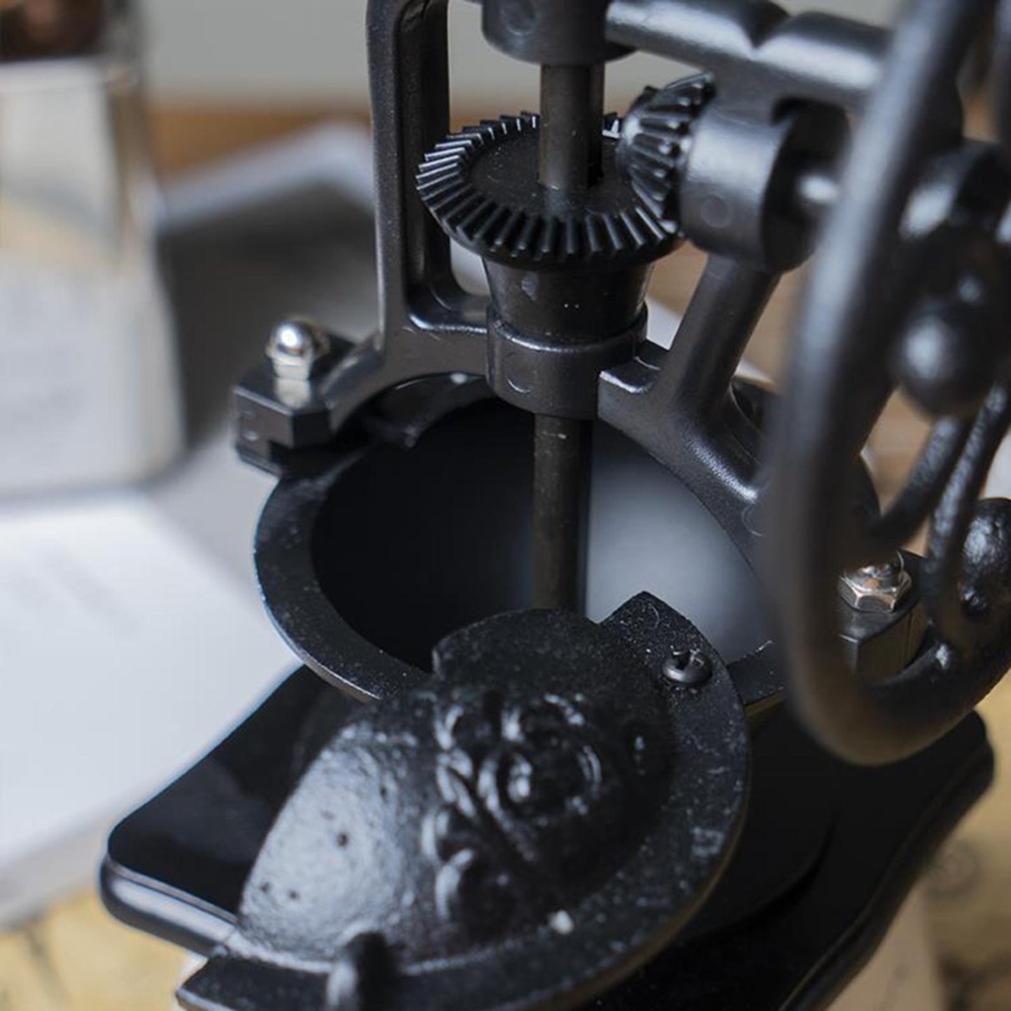 Hand Crank Manual Coffee Grinder Machine with Ceramic Burrs and Catch Drawer