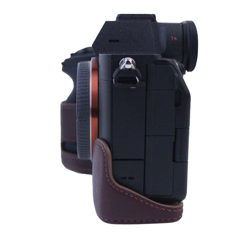 Uniqkart for Sony A7M4 / A1 / A7S III / A7S3 / A7R5 Shockproof Camera Cover Genuine Leather Camera Bottom Case Protective Sleeve - Wine Red