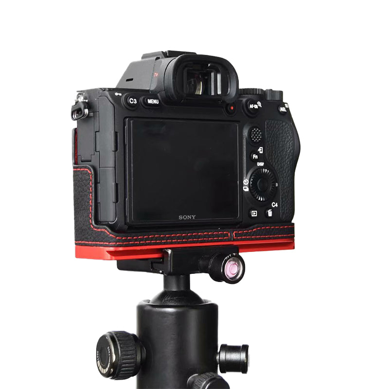 Uniqkart for Sony A7R4/A7M4 Quick Release Plate Metal + Genuine Leather Camera Protection Bottom Case Cover with Hand Strap - Black/Red Bottom