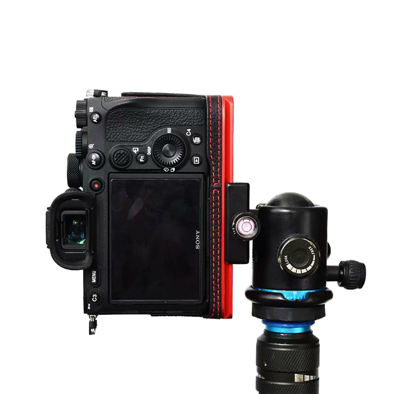 Uniqkart for Sony A7R4/A7M4 Quick Release Plate Metal + Genuine Leather Camera Protection Bottom Case Cover with Hand Strap - Black/Red Bottom