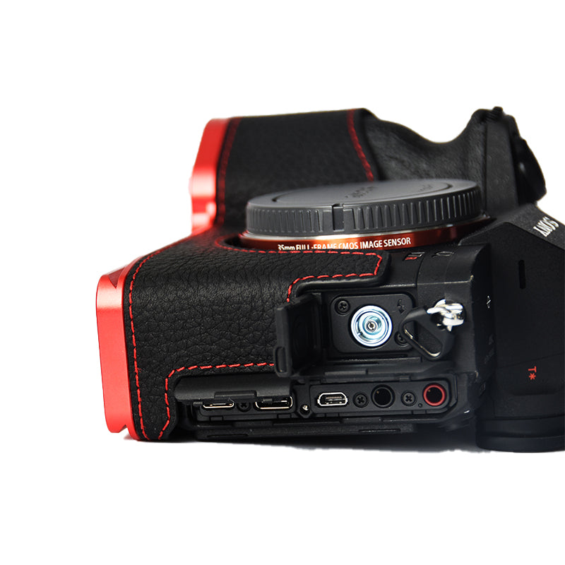 Uniqkart for Sony A7R4/A7M4 Quick Release Plate Metal + Genuine Leather Camera Protection Bottom Case Cover with Hand Strap - Black/Red Bottom