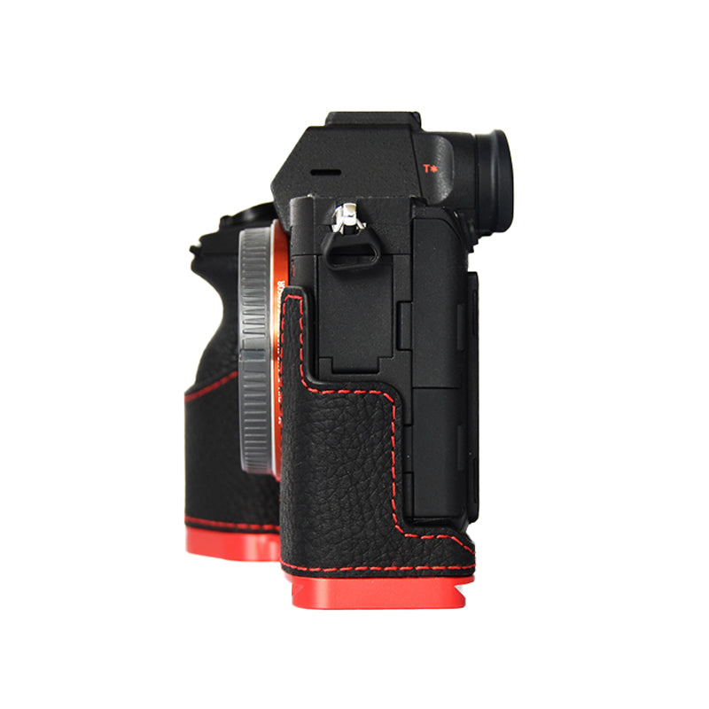 Uniqkart for Sony A7R4/A7M4 Quick Release Plate Metal + Genuine Leather Camera Protection Bottom Case Cover with Hand Strap - Black/Red Bottom