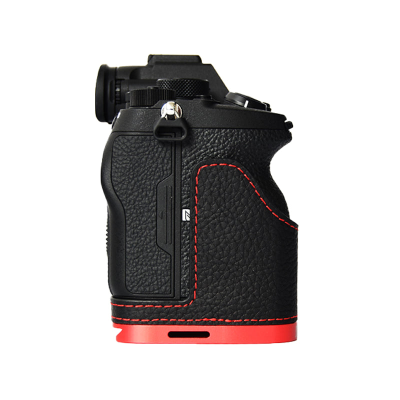 Uniqkart for Sony A7R4/A7M4 Quick Release Plate Metal + Genuine Leather Camera Protection Bottom Case Cover with Hand Strap - Black/Red Bottom