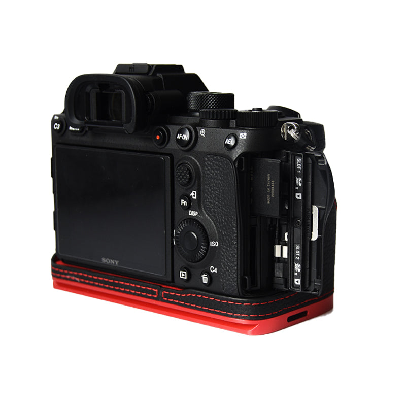 Uniqkart for Sony A7R4/A7M4 Quick Release Plate Metal + Genuine Leather Camera Protection Bottom Case Cover with Hand Strap - Black/Red Bottom