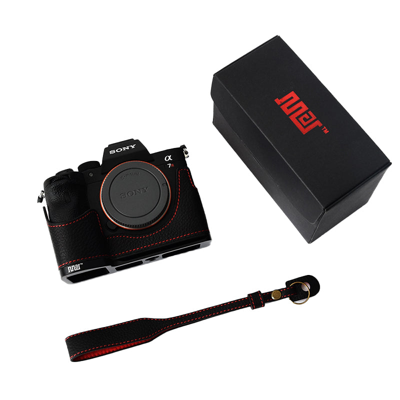 Uniqkart for Sony A7R4/A7M4 Quick Release Plate Metal + Genuine Leather Camera Protection Bottom Case Cover with Hand Strap - Black