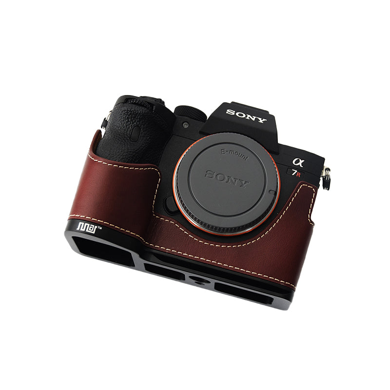 Uniqkart for Sony A7R4/A7M4 Quick Release Plate Metal + Genuine Leather Camera Protection Bottom Case Cover with Hand Strap - Coffee/Black Bottom