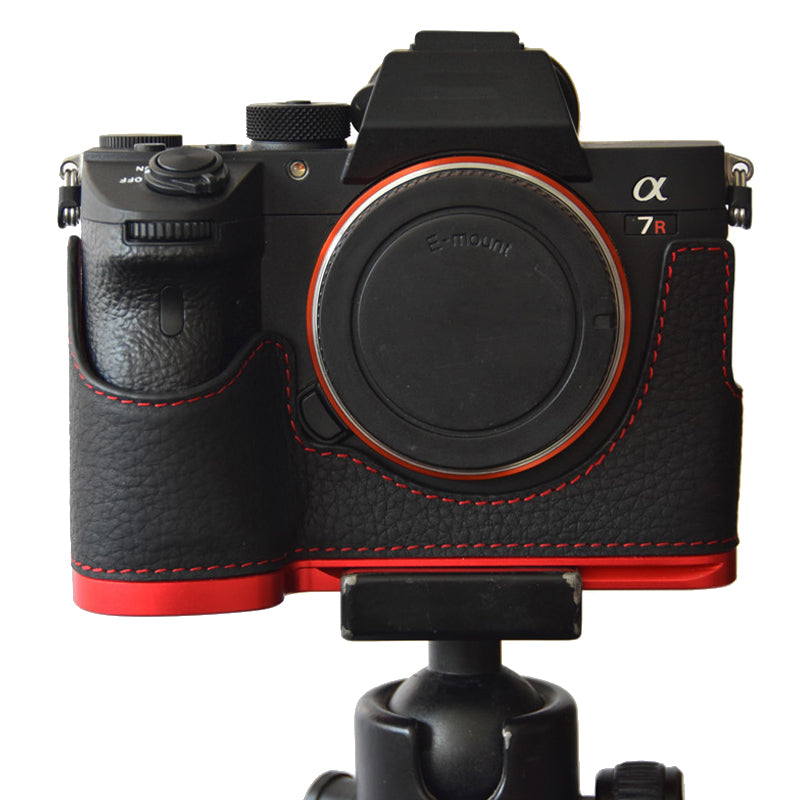 Uniqkart for Sony A7M3/A9/A73/A7R3 Genuine Leather Camera Bottom Case Protective Half Body Cover Quick Release Plate Bracket Holder - Black / Red