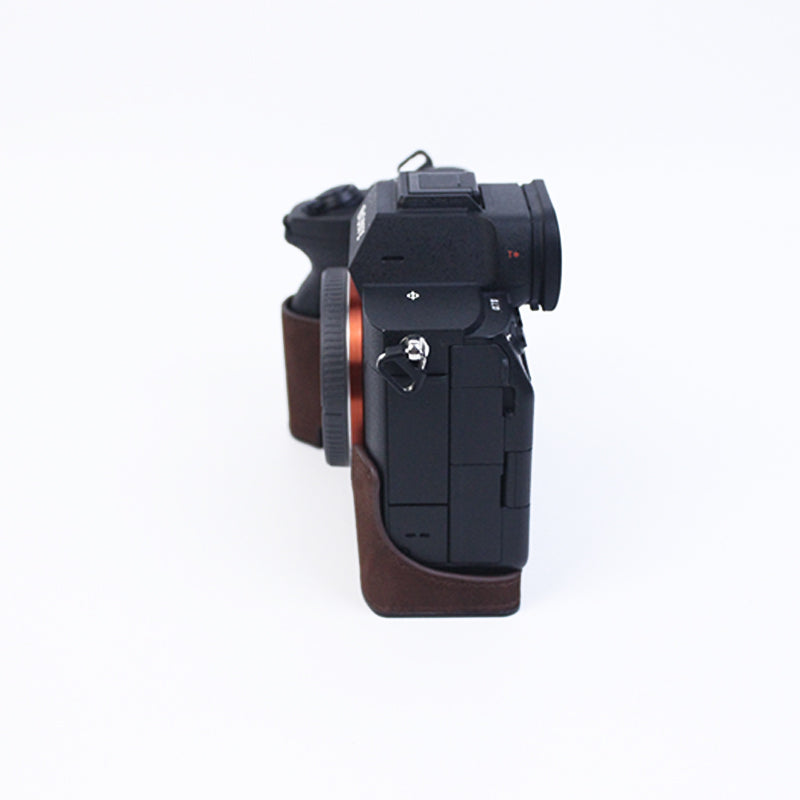 Uniqkart for Sony A7M4/A7S3/A1 Convenient Detachable Camera Bottom Case Protective Half Body Cover Holder - Coffee