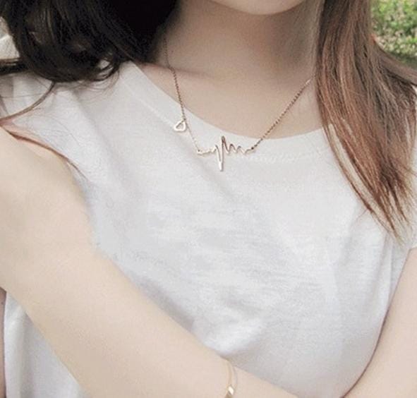 Necklace Love Shaped Titanium Steel Heartbeat Lockbone Chain Heart Pendant Necklace Female Retro Necklace Jewelry Accessorie (Silver)