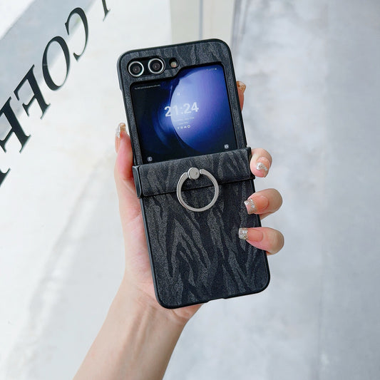 For Samsung Galaxy Z Flip6 5G Feather Pattern PU Leather Coated PC Phone Cover with Ring Kickstand - Black