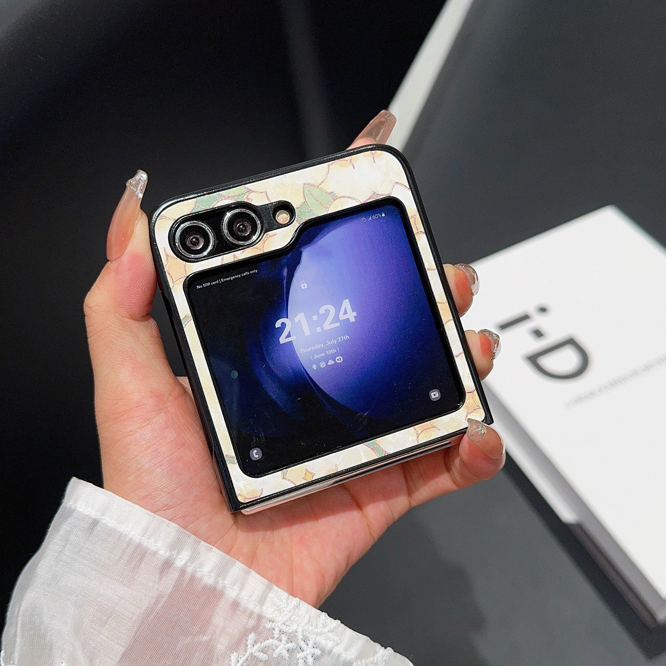 For Samsung Galaxy Z Flip6 5G Case Leather + PC Protective Phone Cover Lacquered Pattern - Rabbit