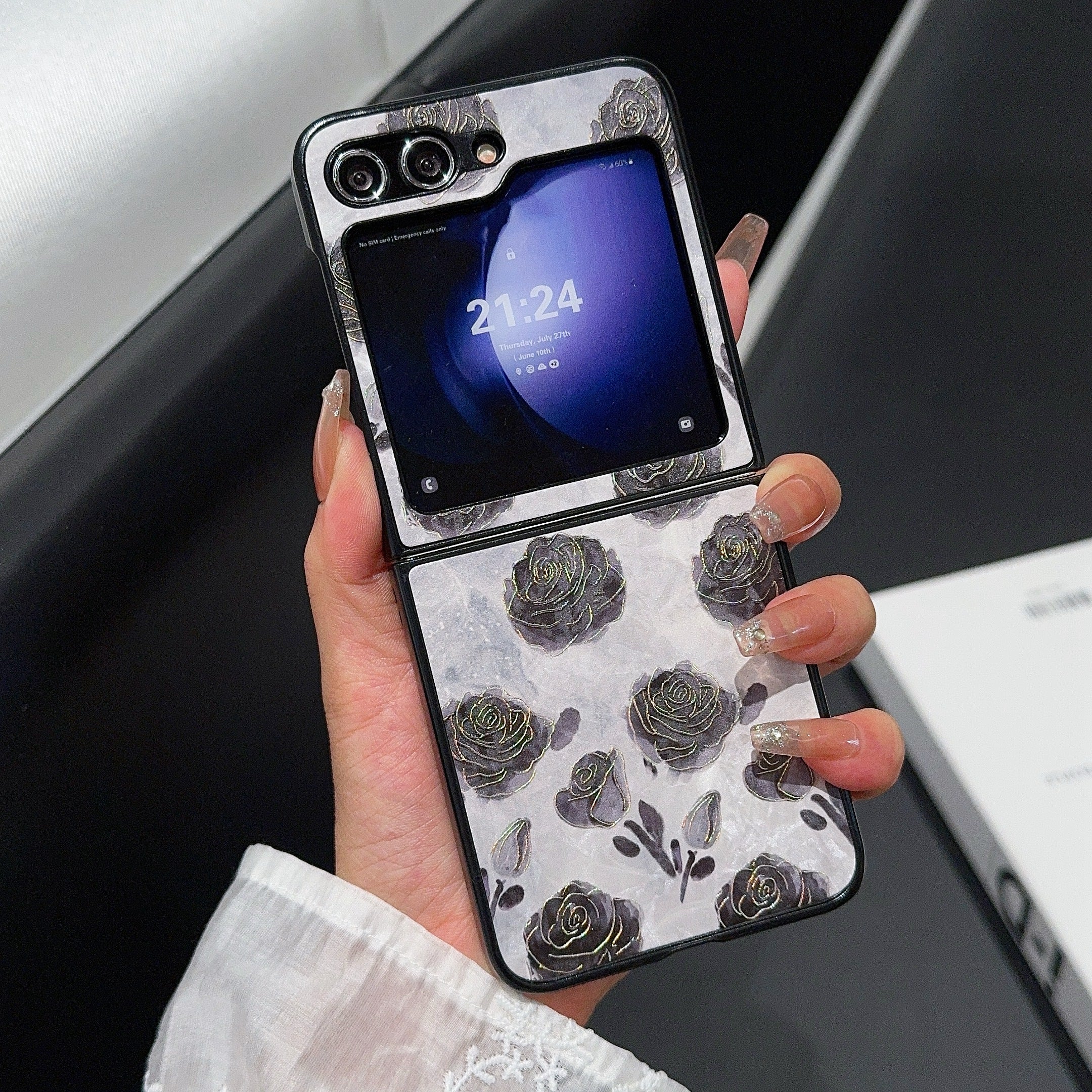 For Samsung Galaxy Z Flip6 5G Case Leather + PC Protective Phone Cover Lacquered Pattern - Retro Black Flowers