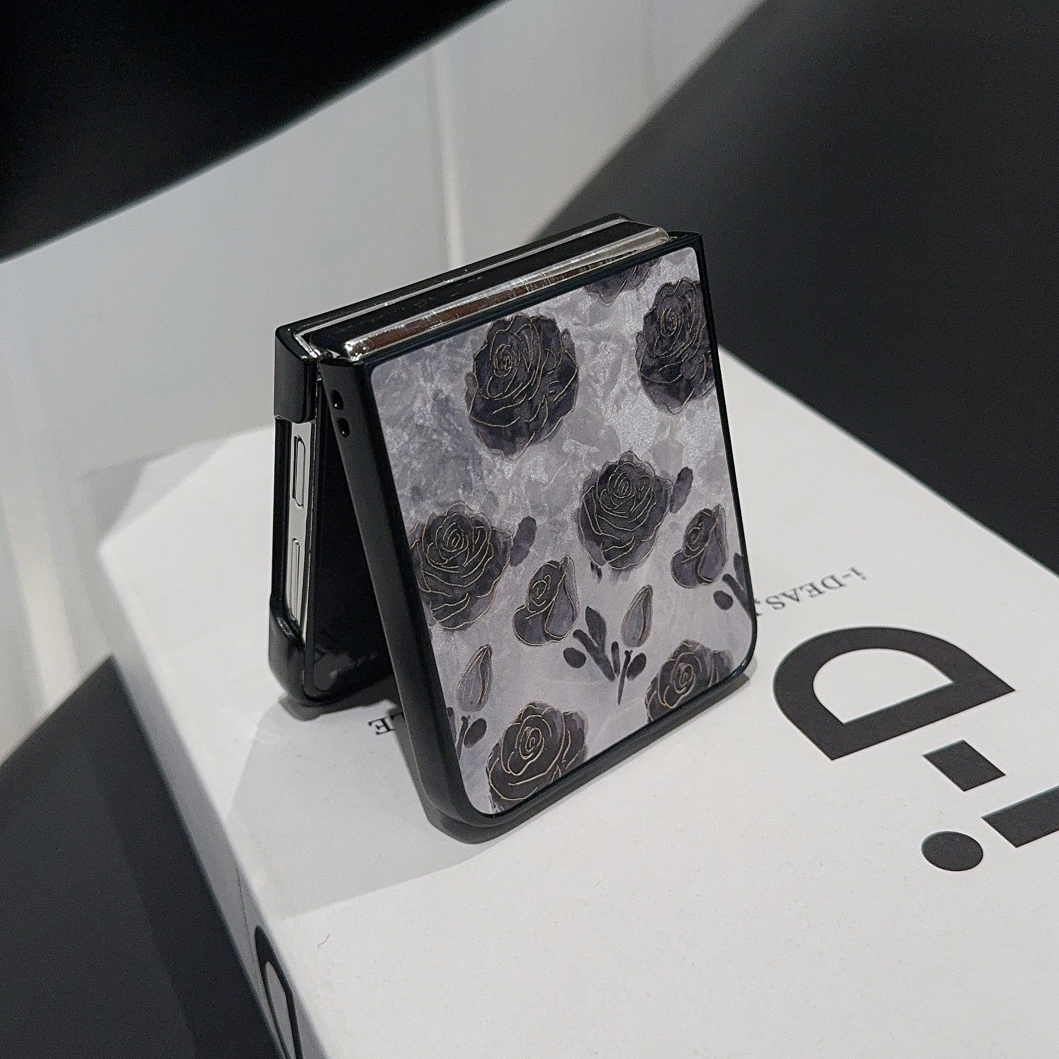 For Samsung Galaxy Z Flip6 5G Case Leather + PC Protective Phone Cover Lacquered Pattern - Retro Black Flowers