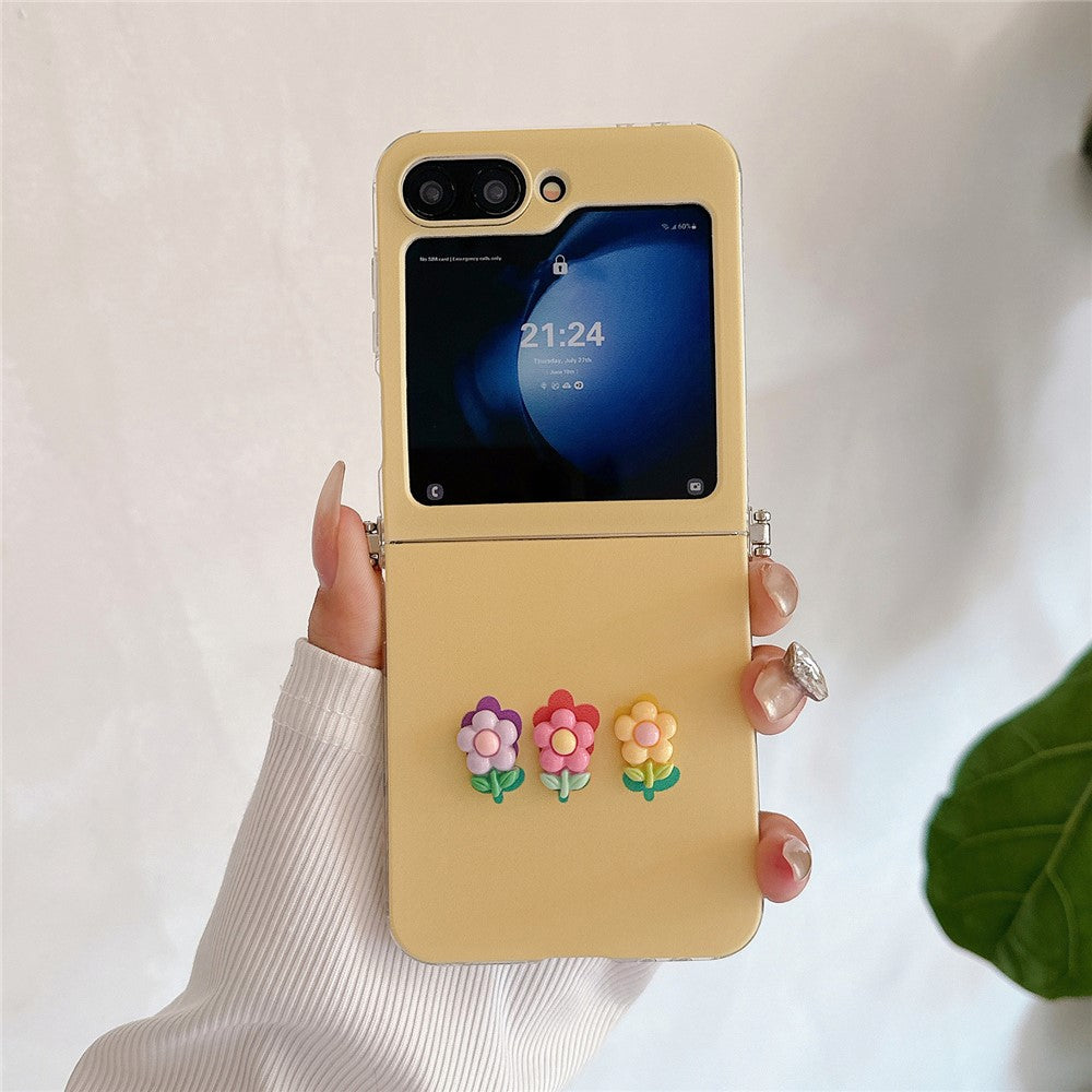 For Samsung Galaxy Z Flip7 FE 5G / Z Flip6 5G Case Flower Decor Protective Hard PC Phone Cover with Wrist Strap, Pendant