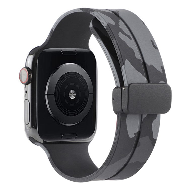 For Apple Watch Series 10 46mm / Ultra 2 Ultra 49mm /  Series 9 8 7 45mm / 6 5 4 SE (2023) SE (2022) SE 44mm / 3 2 1 42mm Camouflage Silicone Watch Band Magnetic Buckle Strap - Dark Grey