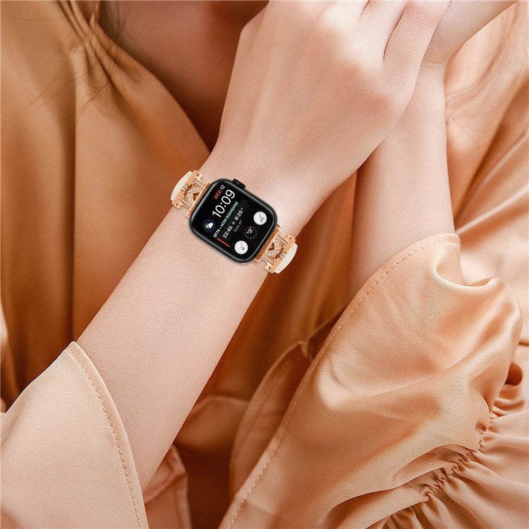 Watch Band for Apple Watch Series 10 46mm / Ultra 2 Ultra 49mm /  Series 9 8 7 45mm / 6 5 4 SE (2023) SE (2022) SE 44mm / 3 2 1 42mm Rhinestone M-Shape Connector Strap with Rose Gold Buckle - Apricot