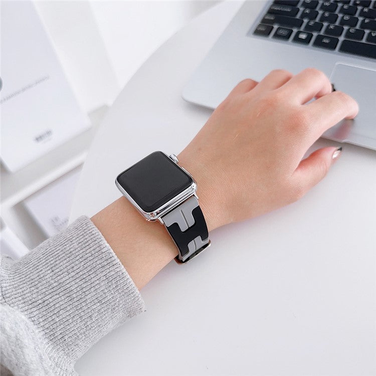 For Apple Watch 10 46mm / Ultra 2 / Ultra 49mm / 9 8 7 45mm / SE (2023) SE (2022) SE 6 5 4 44mm / 3 2 1 42mm Silicone Watch Band - Baby Blue / White