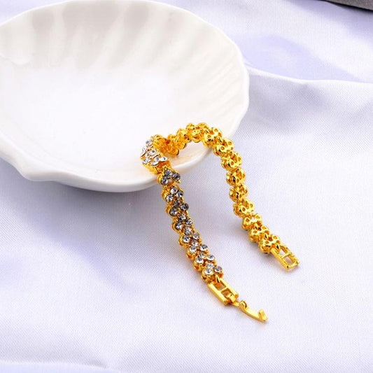 Glamorous Female Crystal Bracelet with Artificial Diamond Inlaid for Wedding, Engagement, Mother`s Day And Birthday Gift, Diameter: 5.25 cm, Perimeter:16.5 cm
